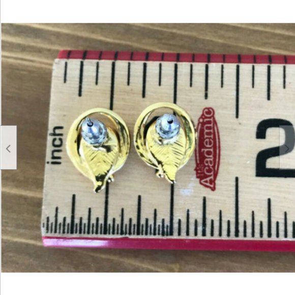 Gold Tone Oval Stud Earrings with Pink Center Vintage 90s Jewelry - Picture 4 of 4